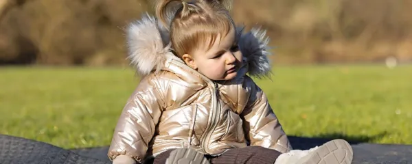 Lora je prekrasna deklica, a njena prihodnost je negotova. 