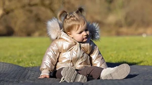 Lora je prekrasna deklica, a njena prihodnost je negotova. 