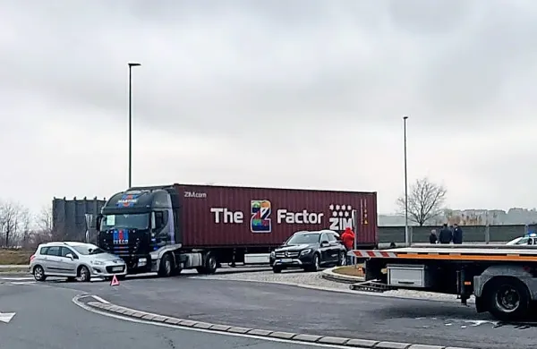 Koper: z avtom zapeljal pred tovornjak