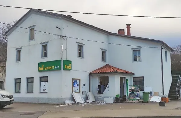 Tatovi so si z eksplozijo odprli pot do denarja v bankomatu.  