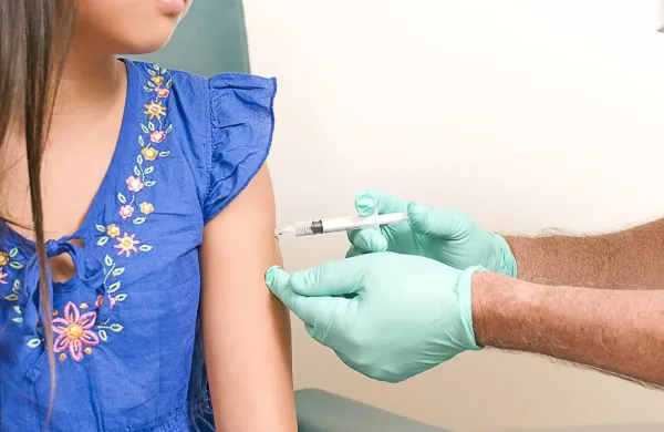 Generacije slovenskih deklet, ki so cepljene proti HPV, za skoraj 
polovico manj zbolevajo za predrakavimi spremembami materničnega vratu visoke stopnje kot generacije, ki te možnosti še 
niso imele, je pokazala kohortna raziskava programa Zora. 