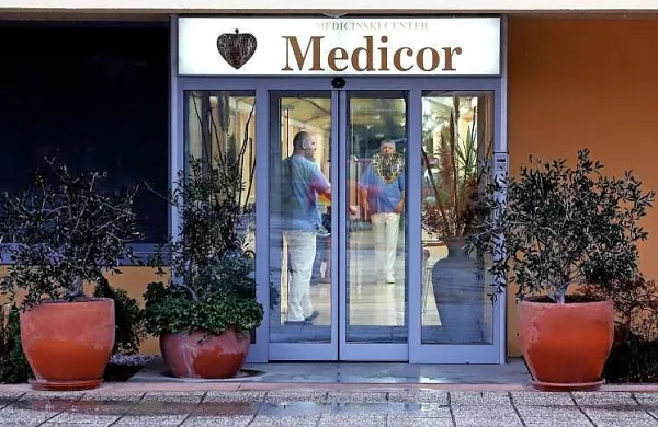 Zbornica zdravstvene in babiške nege Slovenije je v nadzoru v 
Medicinskem centru Medicor zaznala pretežno administrativne 
pomanjkljivosti, ki niso vplivale na izid zdravljenja bolnice, ki je 
umrla po operaciji srca, so v sporočilu za javnost poudarili v 
Medicorju.