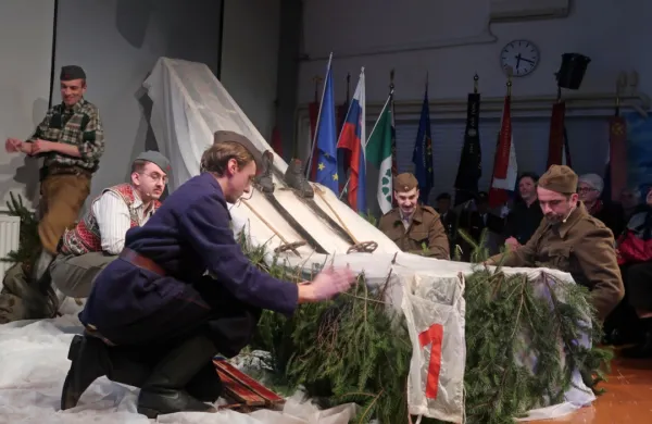 Nikolovski in tovariši so v igri po scenariju Tjaše Jurman odigrali vse tekme in ključne dogodke na partizanskih smučinah januarja leta 1945 v 
Cerknem.