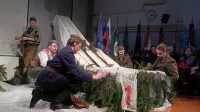 Nikolovski in tovariši so v igri po scenariju Tjaše Jurman odigrali vse tekme in ključne dogodke na partizanskih smučinah januarja leta 1945 v 
Cerknem.