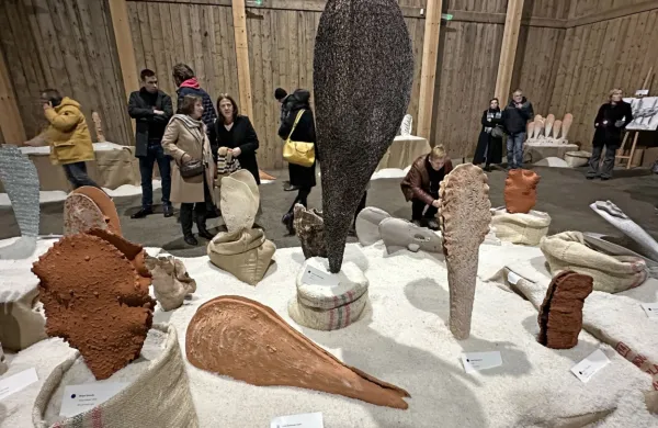 Umetniške interpretacije izginjajoče školjke so  iz naravnih materialov, kot so glina, kovina, kamen, les in steklo, ustvarili domači 
in tuji umetniki. 