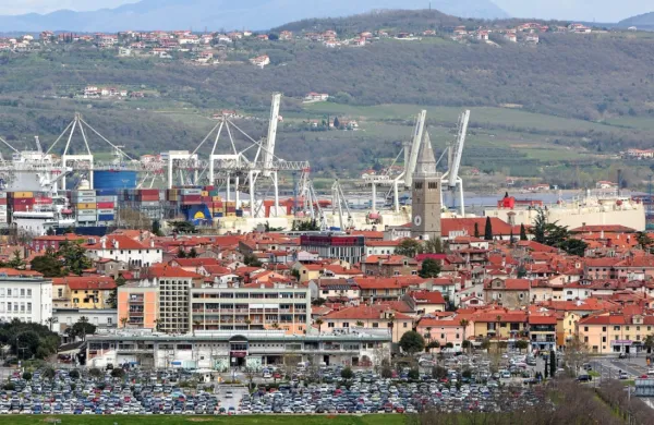 Po dogovoru, ki sta ga koprska  občina in Luka Koper sklenila leta 
2023, bo Luka  v štirih letih zagotovila 1,6 milijona evrov za  
izboljšanje kakovosti bivanja v mestnem jedru. 