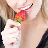 Ste vedeli, da prav nobeno domače sadje ne vsebuje toliko 
mangana, kot jagode? In da jagode belijo zobe?