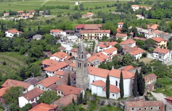 Vozilo so našli na cesti v vinogradu, nedaleč stran od ene od   hiš v 
Biljani v Goriških Brdih.