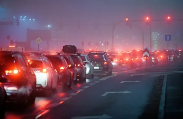 Prometni izpusti v navezi z meteorološkimi razmerami sodijo med 
glavne vire delcev PM10.