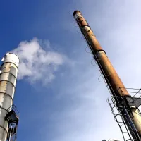 Zaradi kopičenja onesnaževal v zaprtih dolinah in kotlinah je v 
zimskem času lahko onesnaženost zraka tudi zelo visoka.