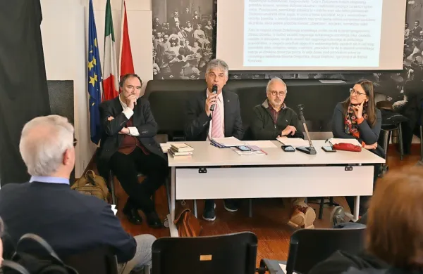 O Cirilu Zlobcu so na dvojezičnem srečanju razmišljali (z leve): Boris A. Novak, Miran Košuta, Roberto Dedenaro in Martina  Ožbot.  