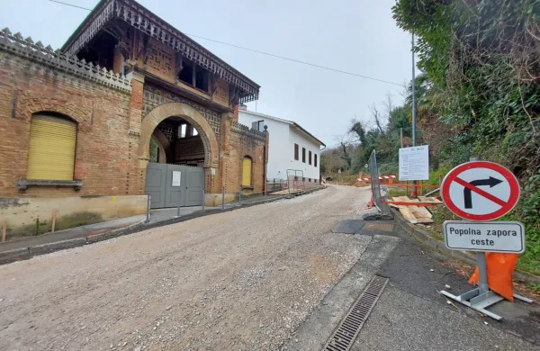 Cesto čez Rafut bodo za enosmerni promet odprli v začetku 
februarja. 