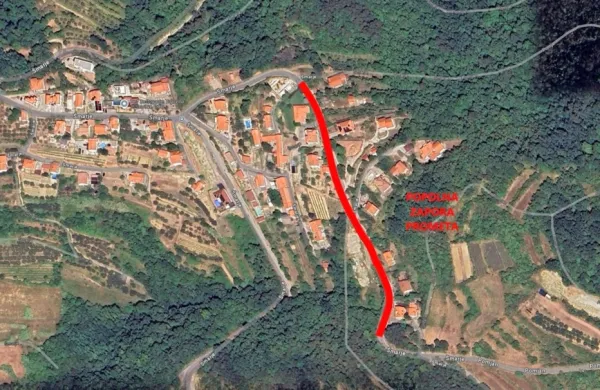 Zaradi asfaltiranja bo od četrtka do vključno sobote med 7. in 17. 
uro veljala popolna zapora odseka ceste med stanovanjskima 
objektoma na naslovih Šmarje 152a in Šmarje 170.