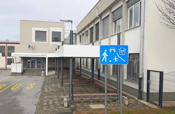 Prostore hrpeljske osnovne šole so včeraj le diskretno pregledali 
policisti v civilu.