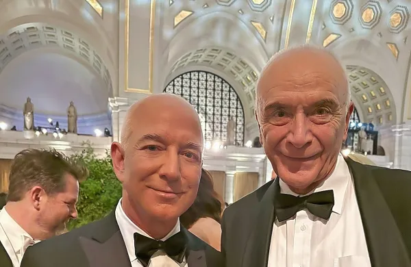 Prvi mož Amazona Jeff Bezos in Ivo Boscarol na večerji po 
zaprisegi predsednika ZDA