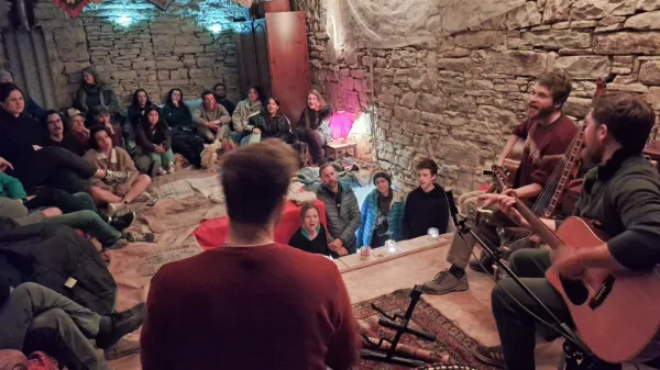 Kavč te dni okupira mnoga neobičajna prizorišča. 