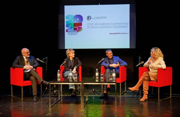 Na prvem večeru so Janko Petrovec, Barbara Hieng, Danilo Roškar 
in Katja Pegan razpravljali o razvoju gledališke umetnosti na 
Primorskem in širši Sloveniji.  