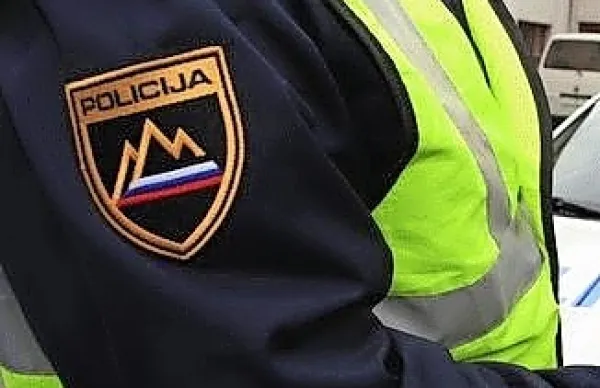 Trčil v obcestno brežino in se prevrnil na streho