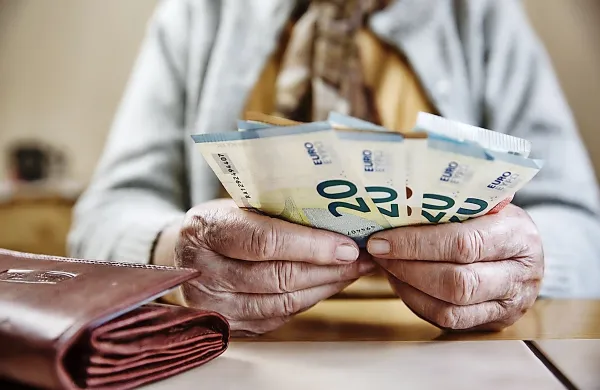 Tudi letos bo letni dodatek upokojencem izplačan v petih razredih. 
Odvisno od višine pokojnine bo znašal od 155 do 465 evrov, pri 
invalidskem nadomestilu pa od 155 do 265 evrov. 