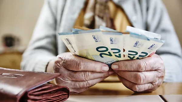 Tudi letos bo letni dodatek upokojencem izplačan v petih razredih. 
Odvisno od višine pokojnine bo znašal od 155 do 465 evrov, pri 
invalidskem nadomestilu pa od 155 do 265 evrov. 