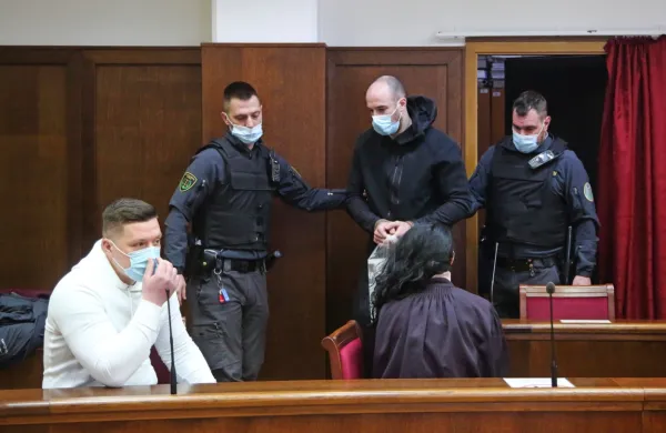 Dragana  Čikojevića  (prvi  z  leve)  je  okrožno sodišče oprostilo,  
Bojana  Stanojevića  (med  pravosodnima  policistoma)  pa obsodilo  
na  štiri leta in devet  mesecev  zapora.    