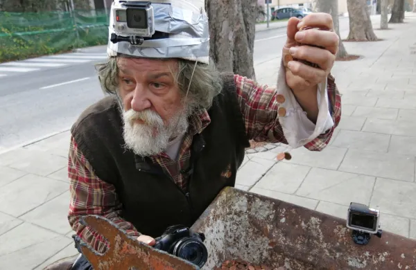 Andraž Gombač je  spomnil na dan, ko se je Marko Brecelj (na 
fotografiji) v koprsko banko odpravil s samokolnico, tam prevzel 
500 evrov občinske podpore za delovanje društva v centih in 
celoten izkupiček raztresel pred prostori mestne občine.