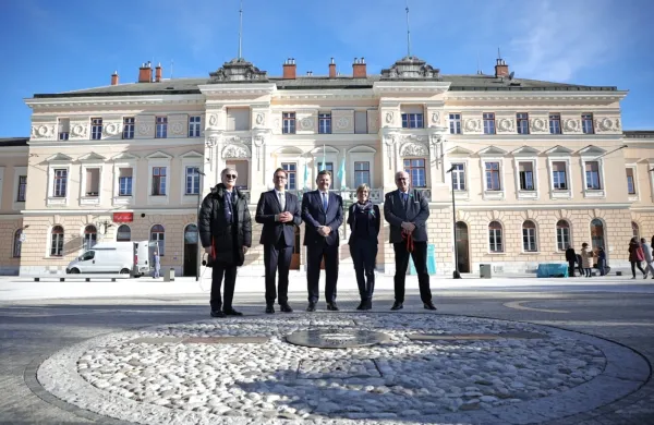 Predsednik EZTS GO Paolo Petiziol (z leve), novogoriški župan Samo Turel, minister za kohezijo in regionalni razvoj Aleksander Jevšek, odbornica  dežele 
FJK Barbara Zilli in župan Gorice Rodolfo Ziberna na prenovljenem Trgu Evrope   z mozaikom nove Evrope tržaškega umetnika Franca Vecchieta 

