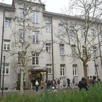 (POŽAR V DOMU) UKC: V požaru en dijak huje po&scaron;kodovan z opeklinami po večjem delu telesa