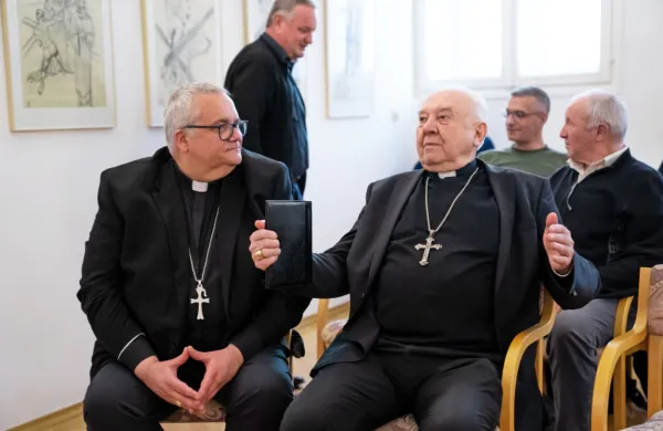 Peter Štumpf (levo) bo v soboto prevzel vodenje koprske škofije iz 
rok Jurija Bizjaka (desno). 