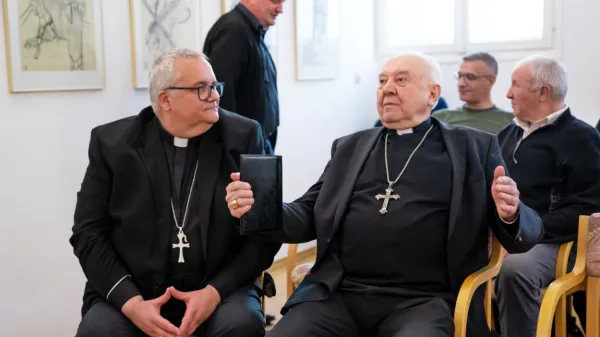 Peter Štumpf (levo) bo v soboto prevzel vodenje koprske škofije iz 
rok Jurija Bizjaka (desno). 
