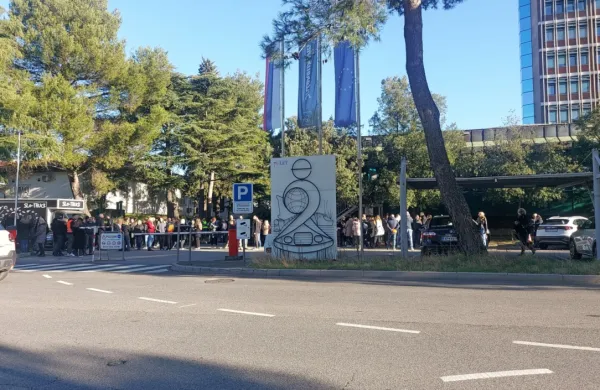 Pred Intereuropo množica ljudi in gasilci