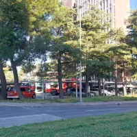 Pred Intereuropo množica ljudi in gasilci