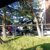 Pred Intereuropo množica ljudi in gasilci