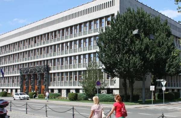 Policisti so mlajšega moškega prestregli na rentgenu pri vhodu v 
državni zbor, ko je naprava pokazala, kaj skriva v nahrbtniku.