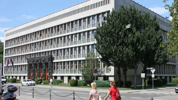 Policisti so mlajšega moškega prestregli na rentgenu pri vhodu v 
državni zbor, ko je naprava pokazala, kaj skriva v nahrbtniku.