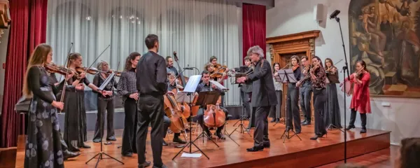Uvodni koncert letošnje sezone Društva prijateljev glasbe Koper
pod taktirko klarinetista Mateta Bekavca in devetnajstčlanskega
ansambla FB Banda ter violinista Antonia Viñualesa Péreza je
navdušil.