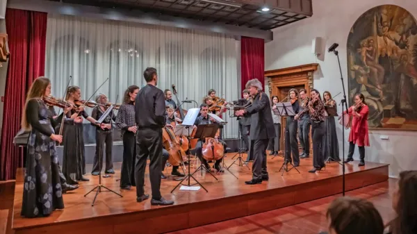 Uvodni koncert letošnje sezone Društva prijateljev glasbe Koper  
pod taktirko klarinetista Mateta Bekavca in devetnajstčlanskega 
ansambla FB Banda ter violinista Antonia Viñualesa Péreza je 
navdušil.