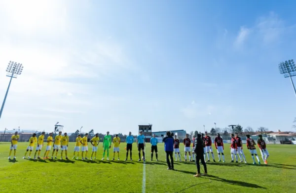 Dva od štirih reflektorjev na sežanskem stadionu, doslej so jih 
enkrat poskusno prižgali.