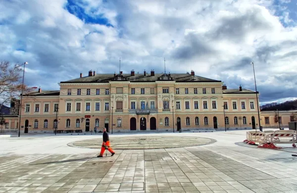 Prenovljeni Trg Evrope pred prav tako obnovljeno novogoriško železniško postajo bo po novem še  živahnejše stičišče ljudi z obeh strani  meje, ki jo je tu nekoč predstavljala žičnata ograja.  