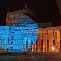 Svetlobna kulisa Novogoričane in obiskovalce opominja na EPK.