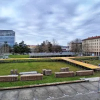 Pred novogoriško občinsko palačo postavljajo prizorišče osrednjega spektakla ob začetku EPK.  