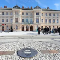Prenovljeni Trg Evrope pred prav tako obnovljeno novogoriško 
železniško postajo bo po novem še  živahnejše stičišče ljudi z obeh 
strani  meje, ki jo je tu nekoč predstavljala žičnata ograja.  