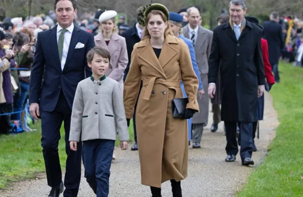 Princesa Beatrice z možem Edoardom Mapellijem Mozzijem in 
njegovim sinom iz prvega zakona Christopherjem Woolfom. 