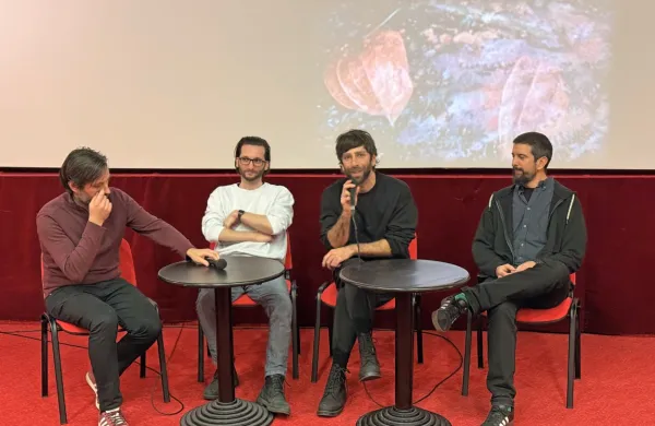 O zakulisju nastajanja dokumentarca so več povedali z desne proti levi: Gašper Milkovič Biloslav, Matevž Jerman in Andraž Jerič. Moderator pogovora je bil Erik Toth iz CKŠP Izola.