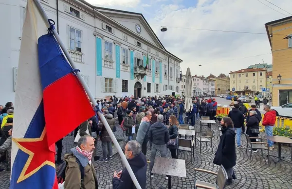 Protestniki skandirali: &ldquo;Mussolini ni moj some&scaron;čan&rdquo; - odzvali so se tudi v zavodu GO! 2025