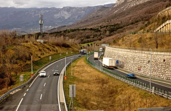 Na vipavski hitri cesti zaprt le &scaron;e prehitevalni pas