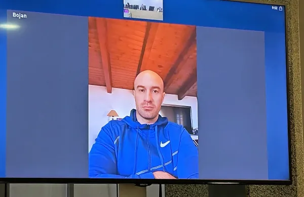Bojan Stanojević se je na sojenje v Ljubljani oglasil prek videopovezave iz   Črne gore. 