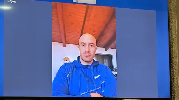 Bojan Stanojević se je na sojenje v Ljubljani oglasil prek videopovezave iz   Črne gore. 