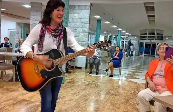 Marjetka Popovski že 25 let ustvarja pevske večer Zapojmo si v 
izolskem hotelu Delfin.  