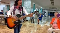 Marjetka Popovski že 25 let ustvarja pevske večer Zapojmo si v 
izolskem hotelu Delfin.  